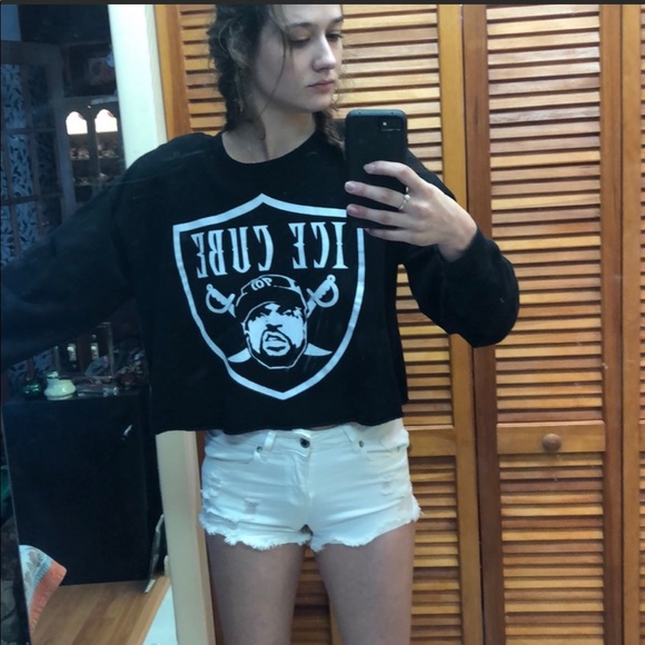 Meet your Posher, Caitlin - Picture 2 of 11